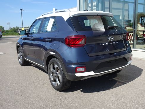 Used 2023 Hyundai Venue Limited FWD image 3