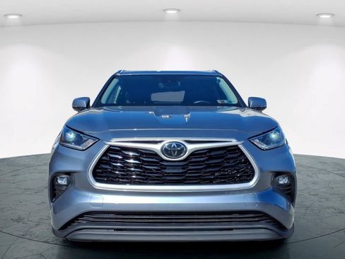 Used 2021 Toyota Highlander XLE AWD/4WD image 2