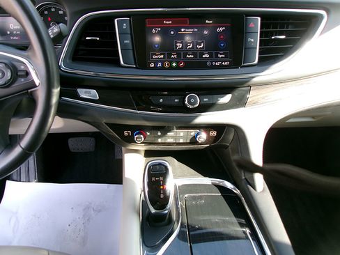 Used 2021 Buick Enclave Essence image 16