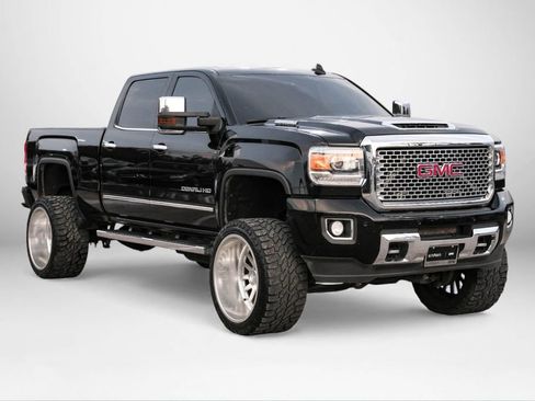 Used 2017 GMC Sierra 2500 Denali w/ Duramax Plus Package image 4