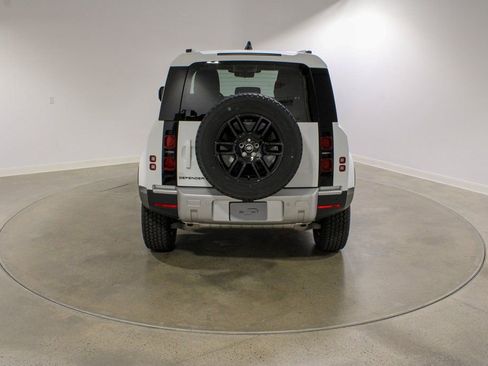 Used 2025 Land Rover Defender 90 S image 4