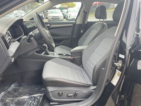 Used 2025 Volkswagen Jetta SE image 25