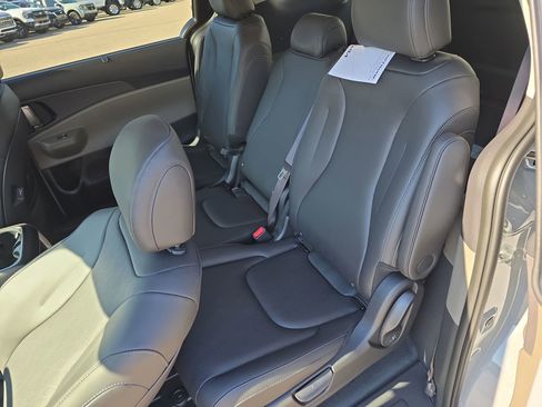 New 2026 Kia Carnival EX image 16