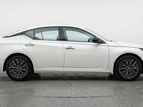 Used 2025 Nissan Altima 2.5 SV FWD image 11