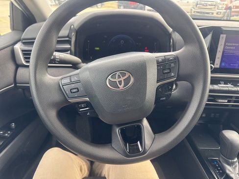 Used 2025 Toyota Camry LE image 14