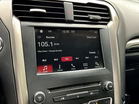 Used 2017 Ford Fusion SE w/ Equipment Group 201A FWD image 10