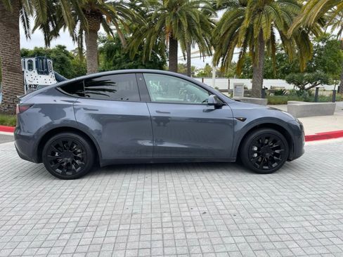 Used 2024 Tesla Model Y Long Range RWD image 8