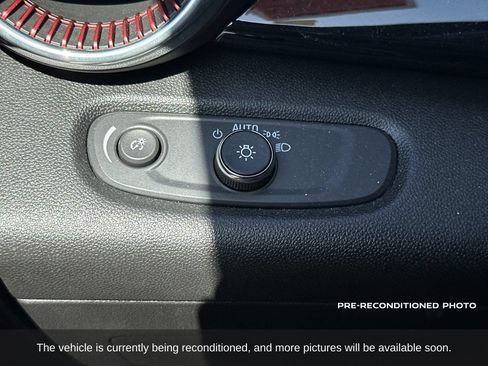 Used 2025 Chevrolet Trax RS w/ Sunroof Package FWD image 16