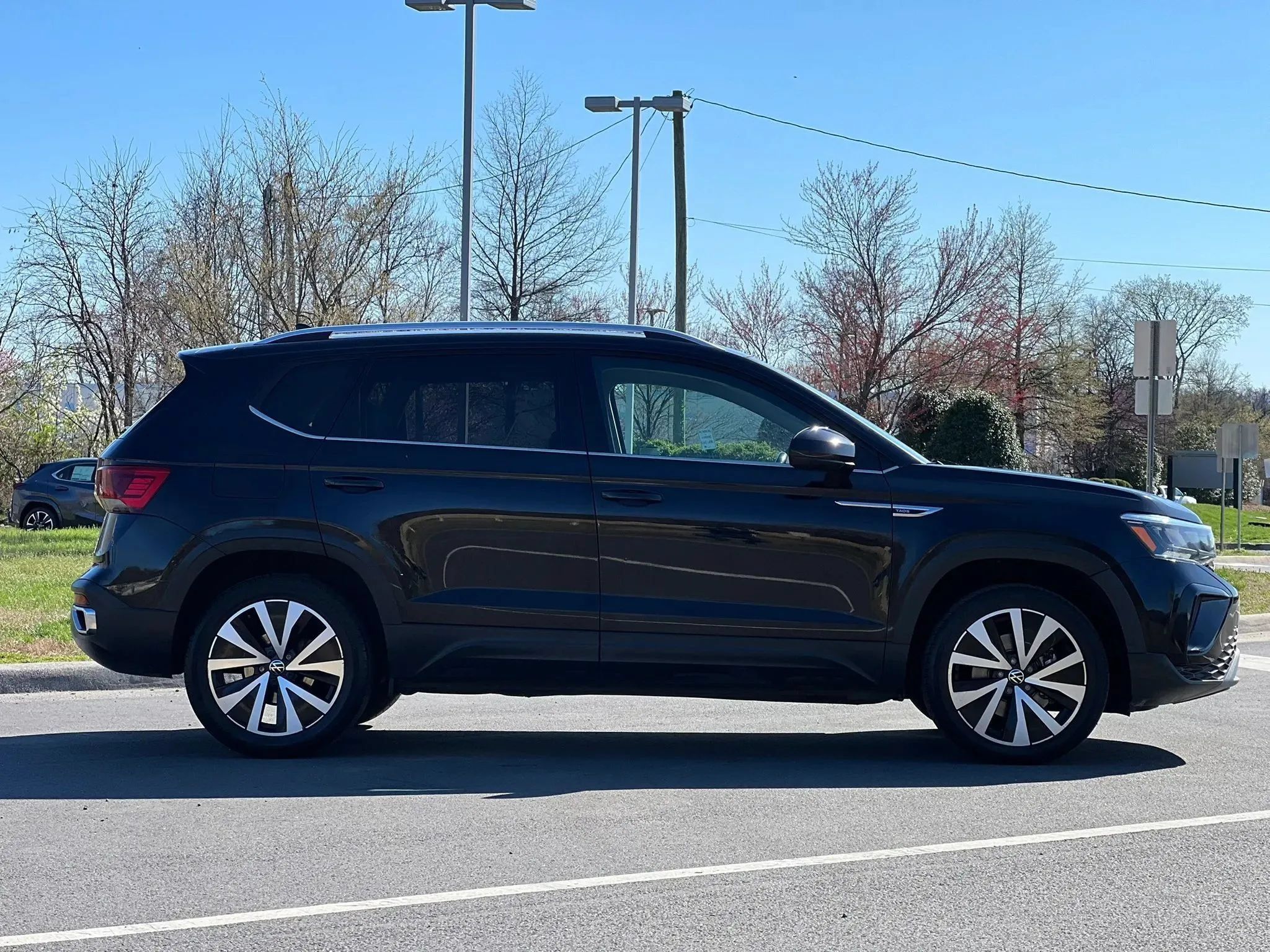 Used 2022 Volkswagen Taos SE FWD image 6