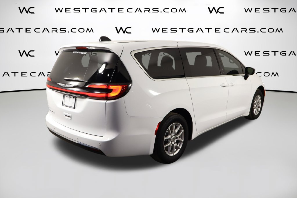 Used 2025 Chrysler Pacifica Select FWD image 47