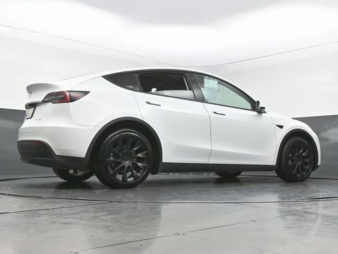 Used 2022 Tesla Model Y Long Range image 50