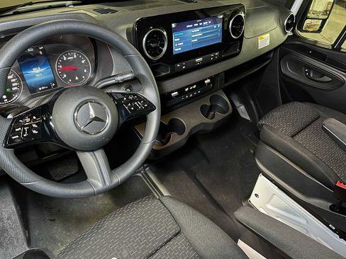 Used 2025 Mercedes-Benz Sprinter 2500 image 35
