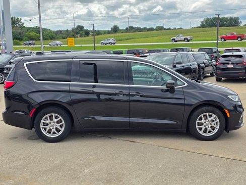 Certified 2023 Chrysler Pacifica Touring-L FWD image 9