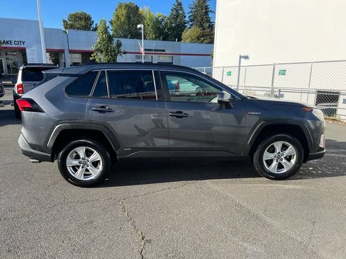 Used 2021 Toyota RAV4 XLE AWD/4WD image 3