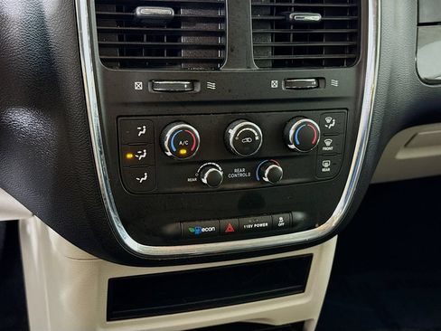 Used 2019 Dodge Grand Caravan SE w/ UConnect Hands-Free Group FWD image 8