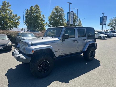 Used 2018 Jeep Wrangler Unlimited Sahara AWD/4WD image 5