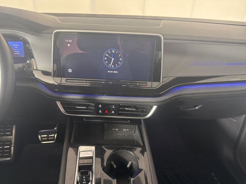 Used 2025 Volkswagen Atlas Cross Sport SEL Premium R-Line AWD/4WD image 10
