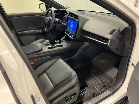 Used 2025 Lexus RZ 450e image 38