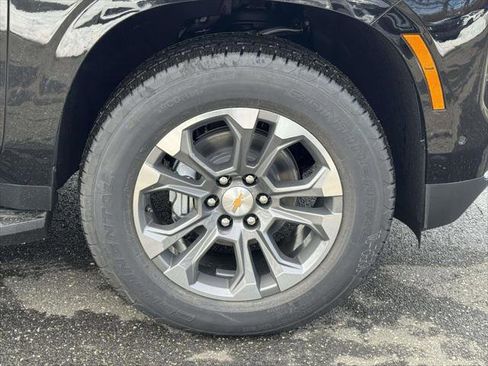 New 2026 Chevrolet Suburban LT image 6