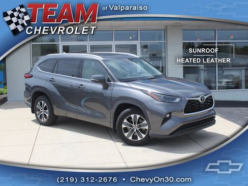 Used 2022 Toyota Highlander XLE AWD/4WD image 1