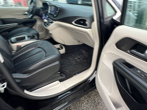 Used 2024 Chrysler Pacifica Touring-L image 20