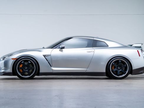 Used 2009 Nissan GT-R Premium AWD/4WD image 5