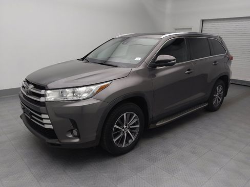 Used 2019 Toyota Highlander XLE FWD image 2