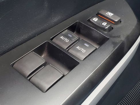 Used 2019 Toyota Tundra 4x4 CrewMax image 12