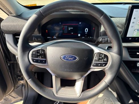Used 2025 Ford Explorer Active w/ Active Comfort Package RWD image 21