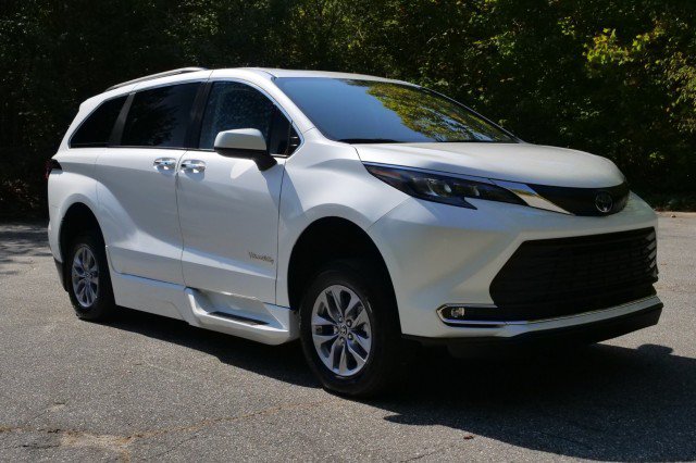 Used 2024 Toyota Sienna XLE w/ XLE Plus Package FWD image 4