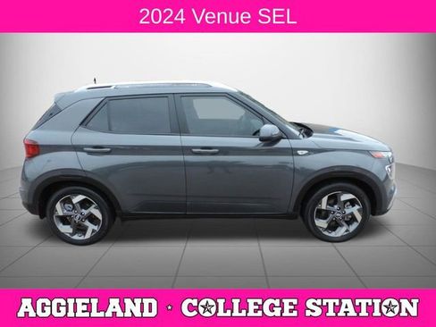 Used 2024 Hyundai Venue SEL FWD image 2