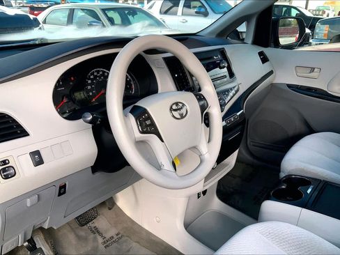 Used 2013 Toyota Sienna LE image 17