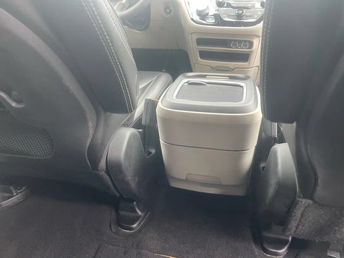 Used 2023 Chrysler Pacifica Touring-L FWD image 23