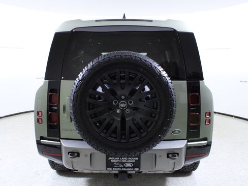 Used 2023 Land Rover Defender 130 X-Dynamic SE image 6