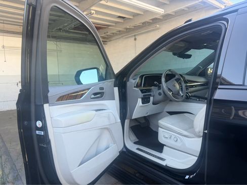 Used 2023 Cadillac Escalade Sport Platinum AWD/4WD image 5