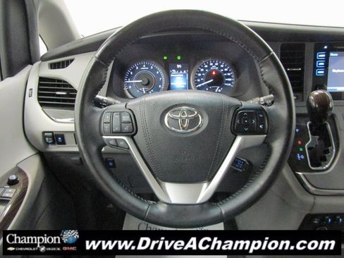 Used 2015 Toyota Sienna L image 27