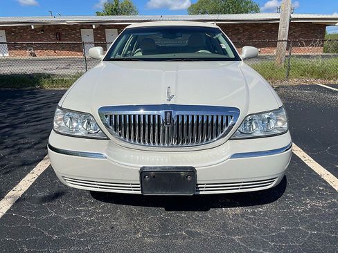 Used 2005 Lincoln Town Car Signature RWD image 2