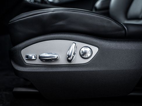 Certified 2025 Porsche Macan image 20