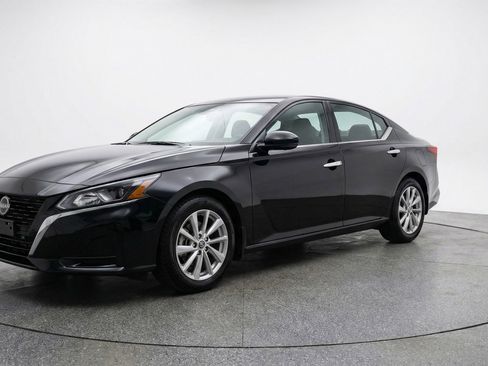 Used 2025 Nissan Altima 2.5 SV image 3