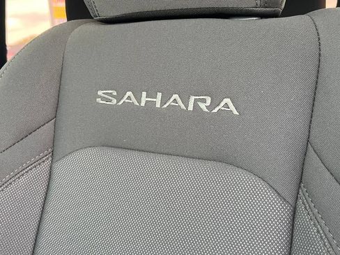Used 2023 Jeep Wrangler Unlimited Sahara AWD/4WD image 13
