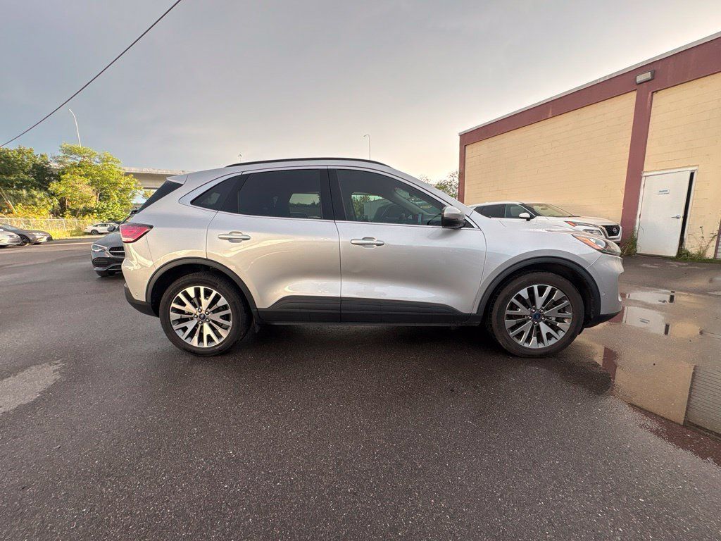 Used 2020 Ford Escape Titanium w/ Titanium Premium Package 2.0 AWD/4WD image 2