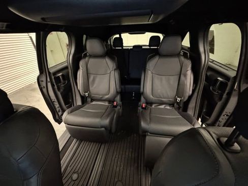 Used 2025 Toyota Sienna Limited image 29