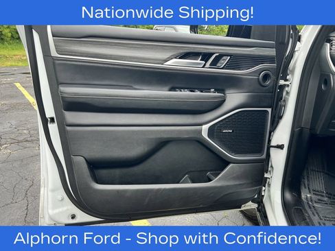 Used 2024 Jeep Wagoneer L Series II w/ Flexible Seating Group AWD/4WD image 11