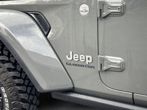 Certified 2020 Jeep Gladiator Overland image 11