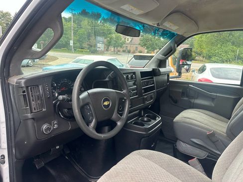 Used 2018 Chevrolet Express 3500 w/ Driver Convenience Package image 15