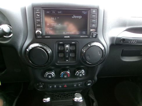 Used 2017 Jeep Wrangler Unlimited Sahara AWD/4WD image 13