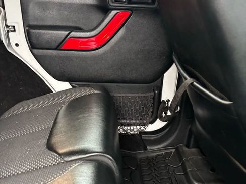 Used 2016 Jeep Wrangler Unlimited Sahara image 35