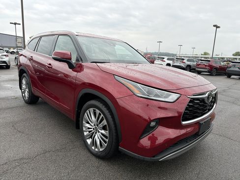 Used 2023 Toyota Highlander Platinum AWD/4WD image 2