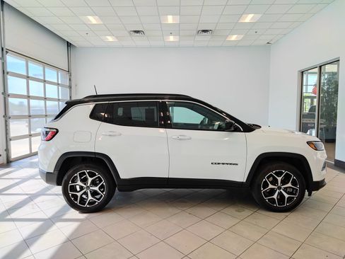 Used 2025 Jeep Compass Limited AWD/4WD image 2