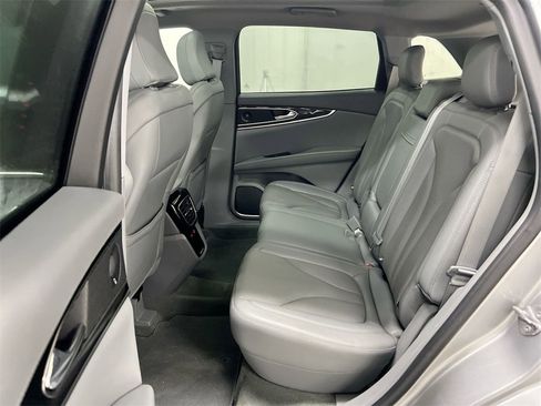 Used 2021 Lincoln Nautilus Reserve image 24